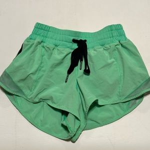 Lululemon Hottie Hot Short Lined 2.5”